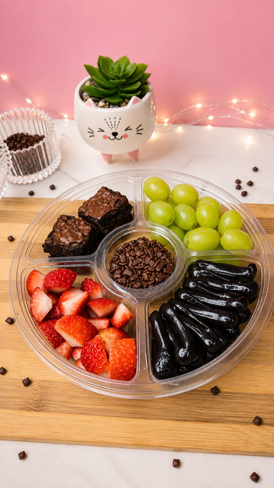 Kit com morangos, brownies, doces de chocolate e frutas